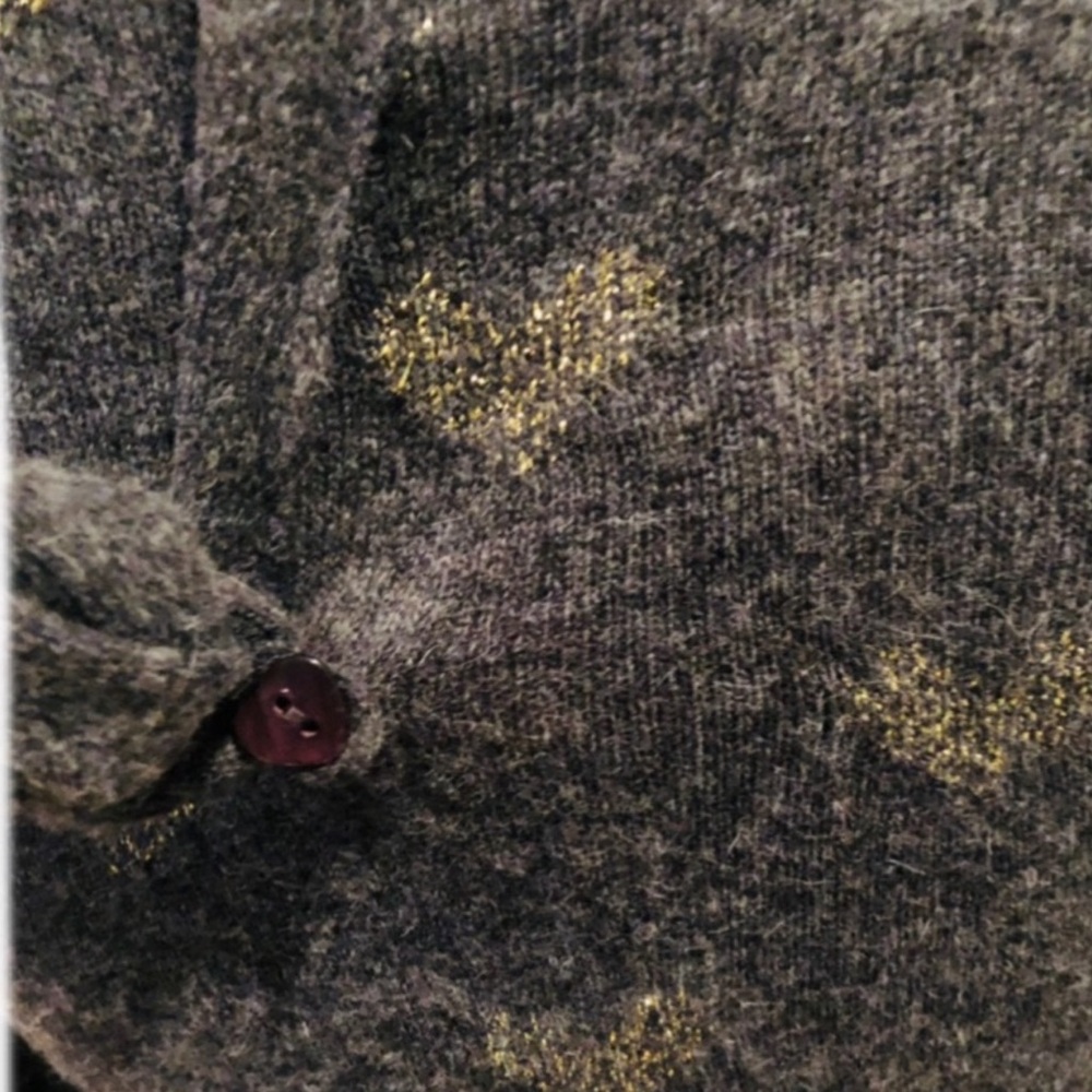 Large 10 FEET DESIGNER GORGEOUS DETAIL GRAY SWEATER W/ GOLD HEARTS - Picture 4 of 9